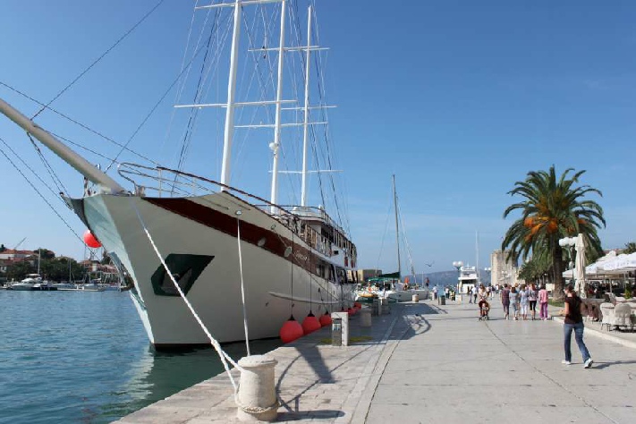 Schip in de haven van Trogir